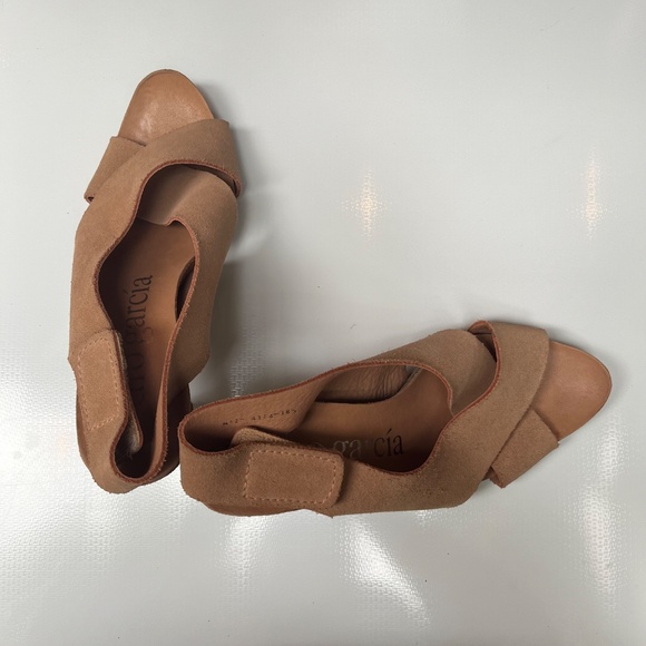 Pedro Garcia Libby Crisscross Tan / Nude Suede Sling Back Heels, Size 38.5 / 8.5 - Picture 5 of 9